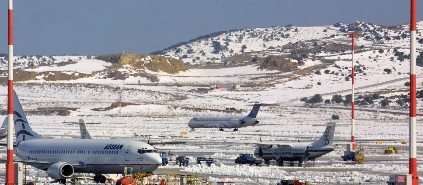 Σε συνεχή κατάσταση συναγερμού στο «Ελ. Βενιζέλος» - Αποχιονισμός στις πίστες και αποπαγοποίηση αεροσκαφών